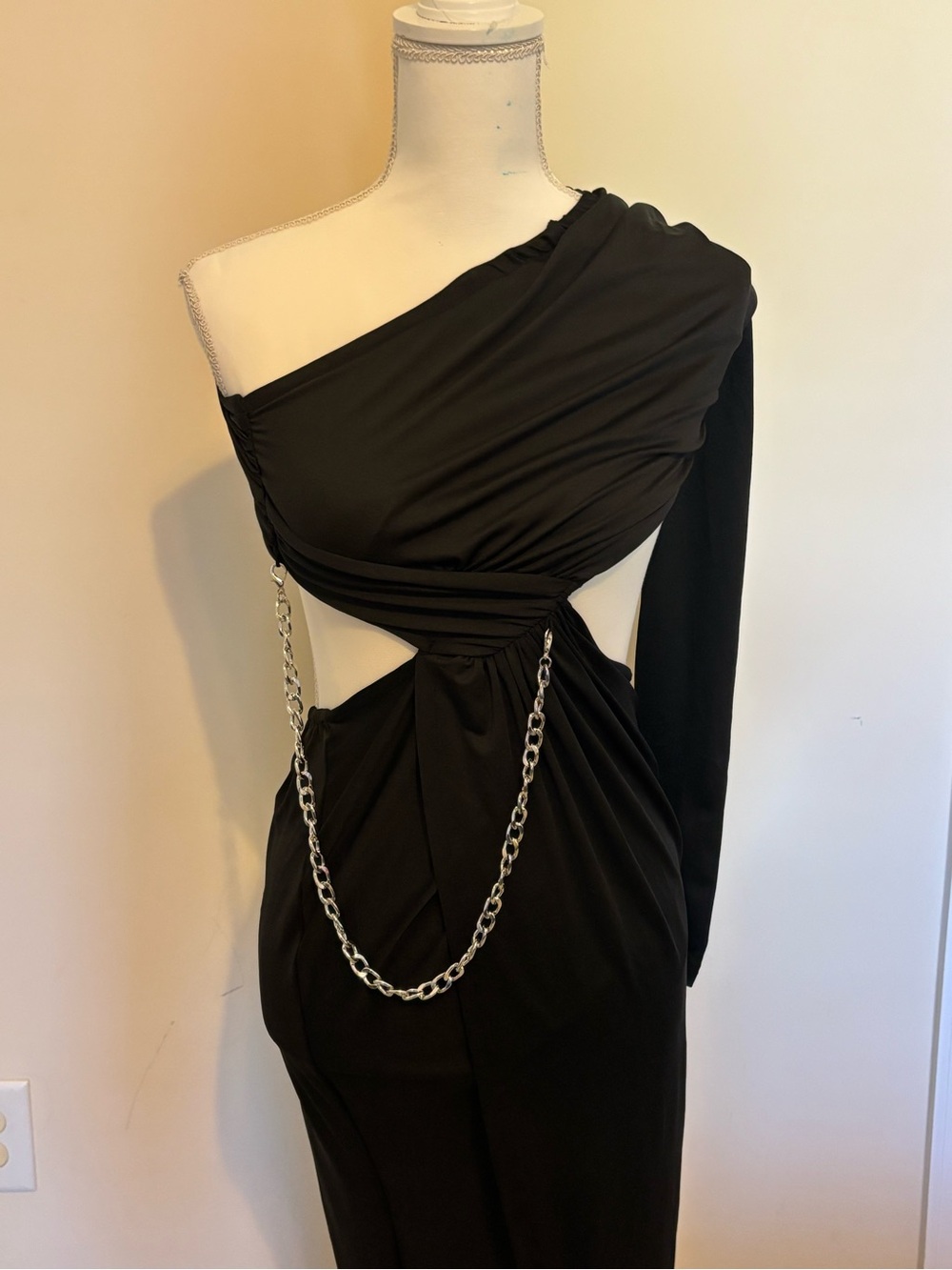 Elegant One-Shoulder Black Cutout Evening Dress with High Slit - Picture 4 of 5